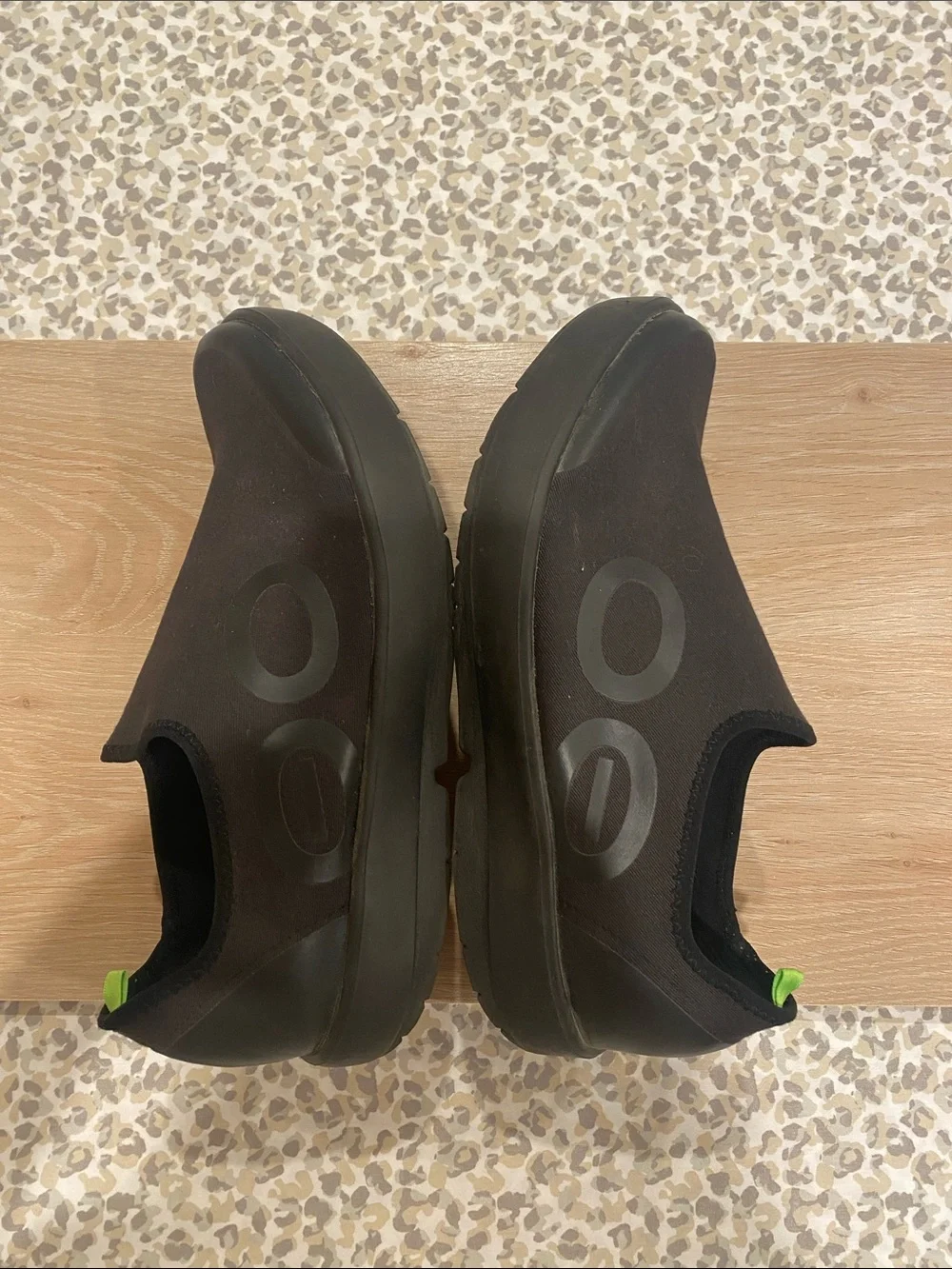 OOFOS Men’s Size 10.5 Black Slip-On Comfort Loafers with Green Accents